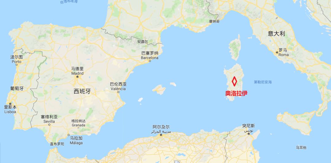 房子坐落在意大利在地中海中的岛屿——撒丁岛的中部,小镇的名字是"奥