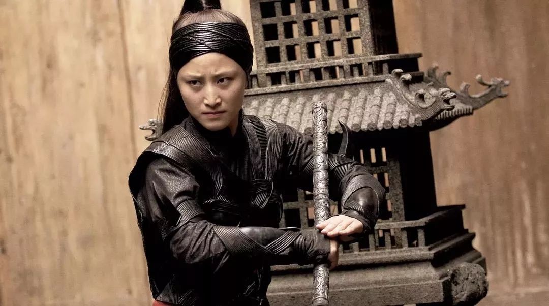 介绍一位剃圆寸的美女,给大家提提神