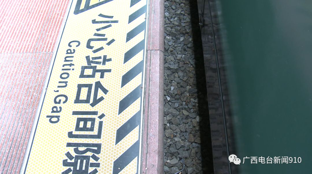 南宁东站4岁男童掉进站台缝隙,距发车仅剩3分钟