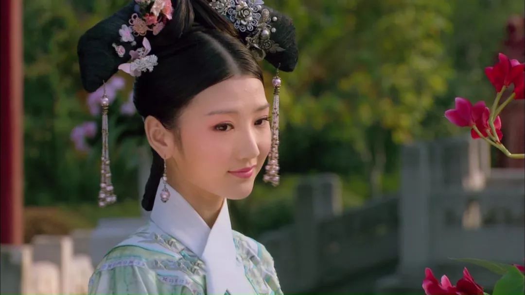 这个傻姑娘就是毛晓彤,她就像曾经演过的《甄嬛传》里的瑛贵人一样