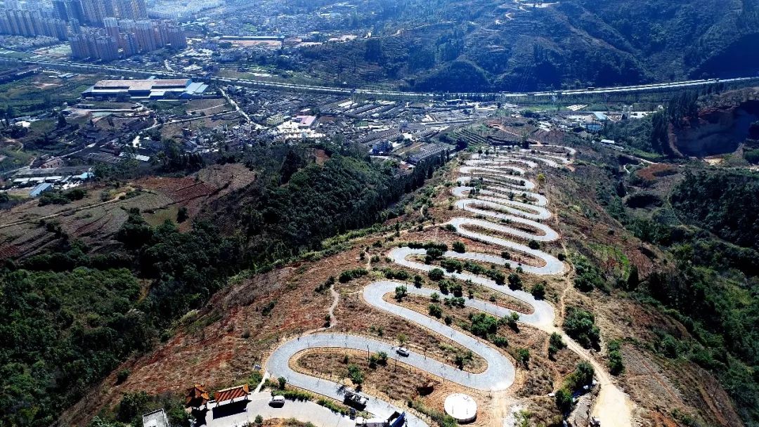 京东配送员董家贵上个班要过68道弯,村民这