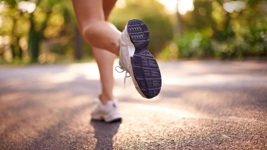 为什么所有跑步的人指甲都会变黑?