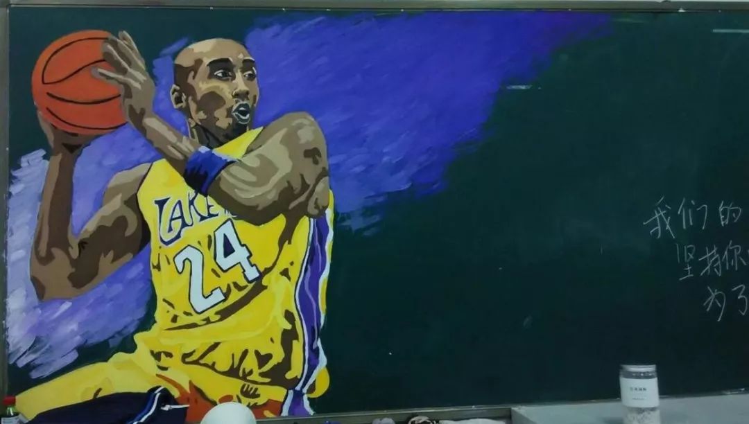 这群00后仅用一支笔,就绘制出逆天黑板报,惊艳朋友圈!