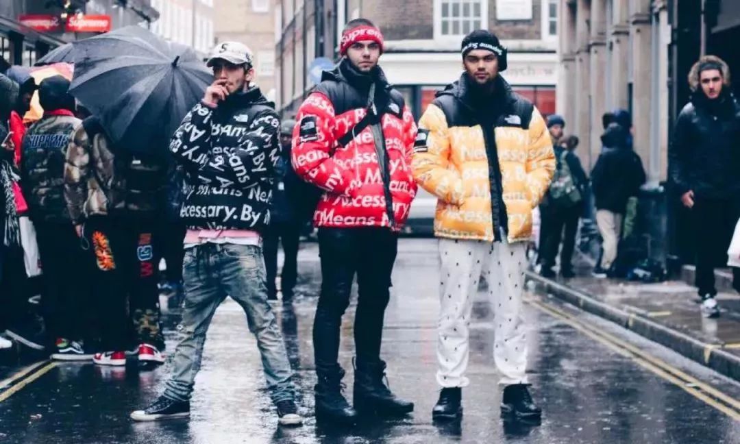 现在的街头精神,就是穿一样的衣服鞋子在supreme门口排队