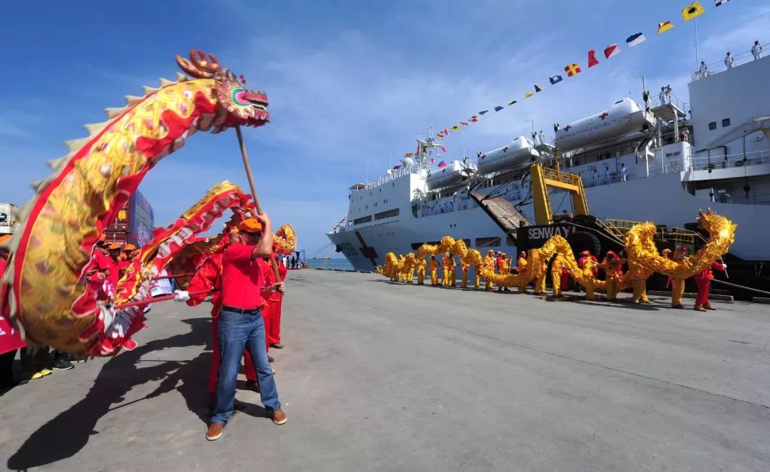 东帝汶民众和华人华侨在码头挥动中国龙前来迎接