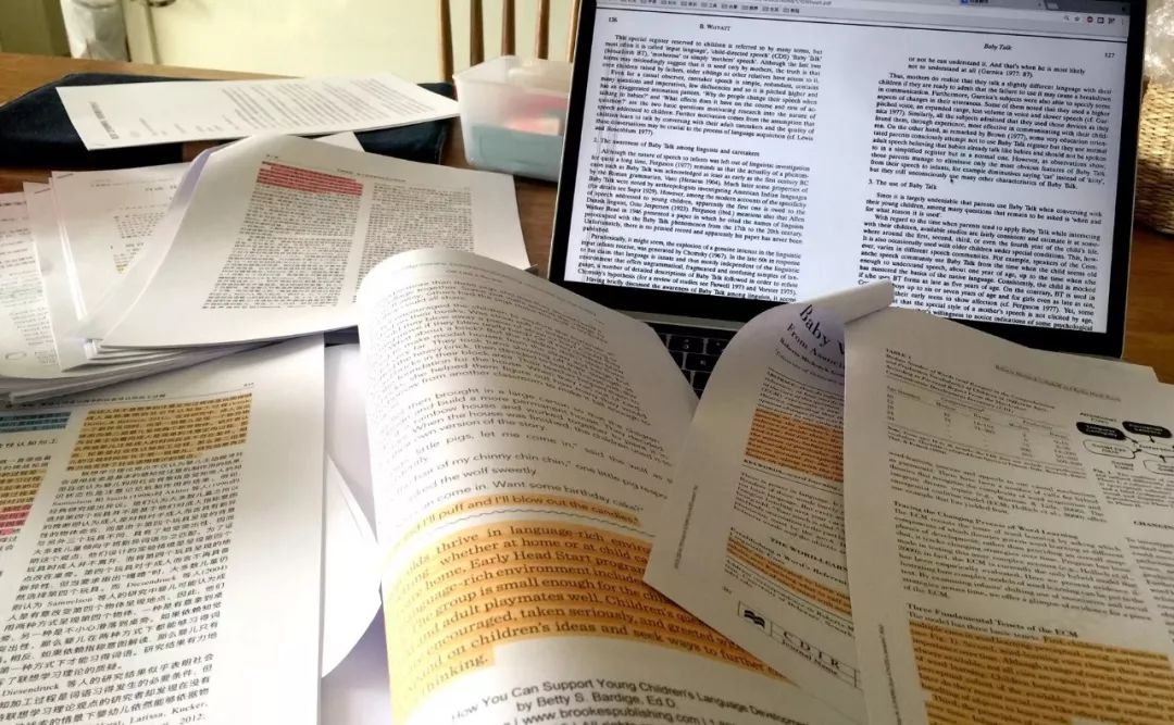 照片:日常查文献,保证内容的科学性想要宝宝说话早,说得好父母在家就