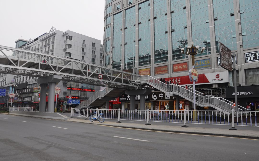 中山中路书城路口原有的过街斑马线已经取消,人行天桥已经投入使用