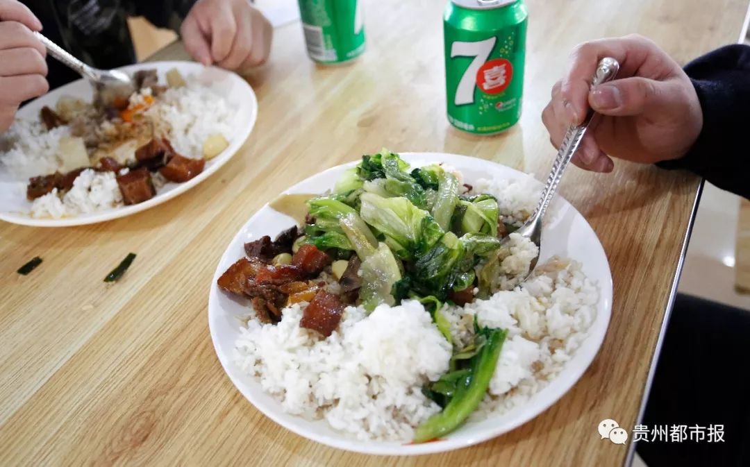 阿姨打飯不抖手!貴大食堂標語熱搜第一!一起來聊聊學校食堂那些事