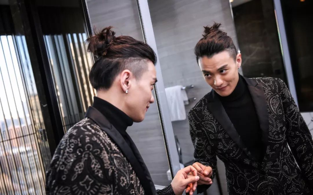 其实,丁修一角出场只有三次,戏份也不重,但就是这短短的出场.