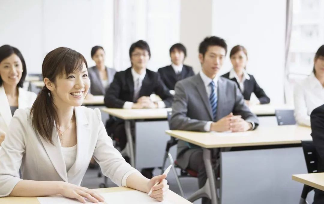 左边的就是我们的运营团队,不仅穿着各异,坐姿,打扮也是各有千秋.