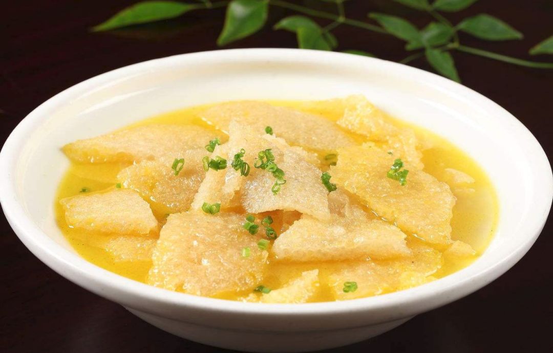 林海鹰说,市场上很难买到正宗的三林肉皮,为了让客人吃到高品质的菜肴