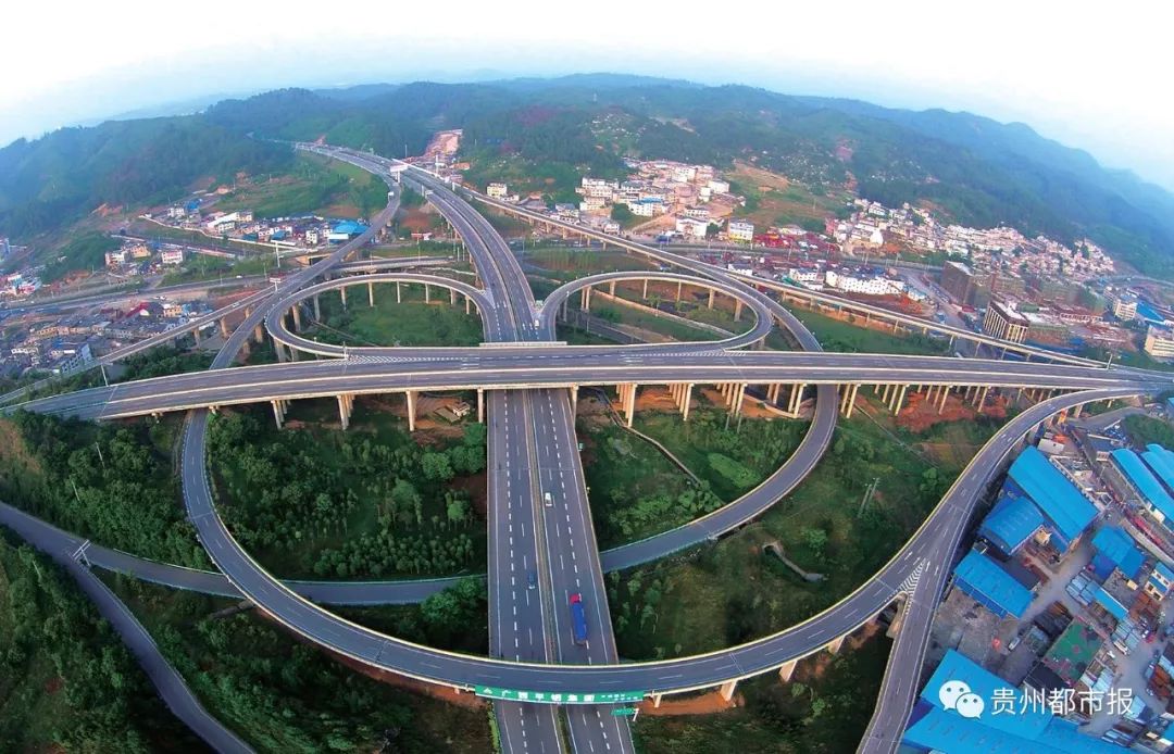 昨日是免费通行的第二天,记者跟随贵州高速集团贵阳营运管理中心的