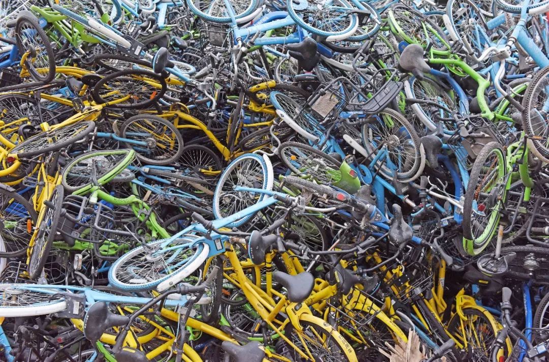 画面震撼!广州废弃共享单车堆积成"山"