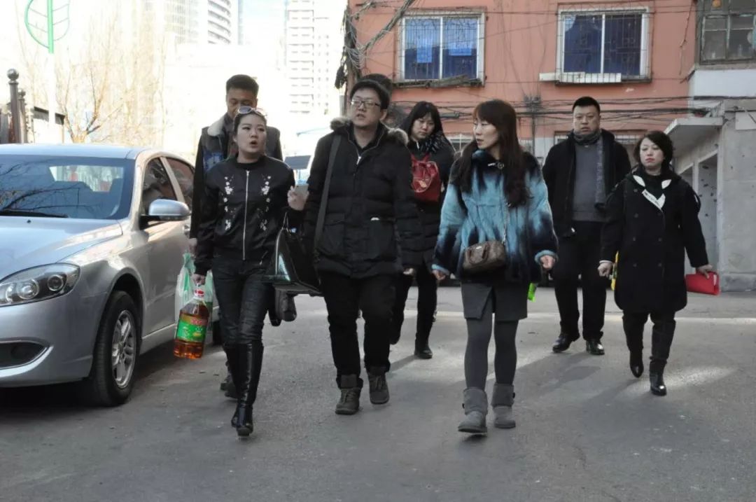 在沈阳陪空巢老人过大年③正月初一春节到我们到空巢老人家拜年