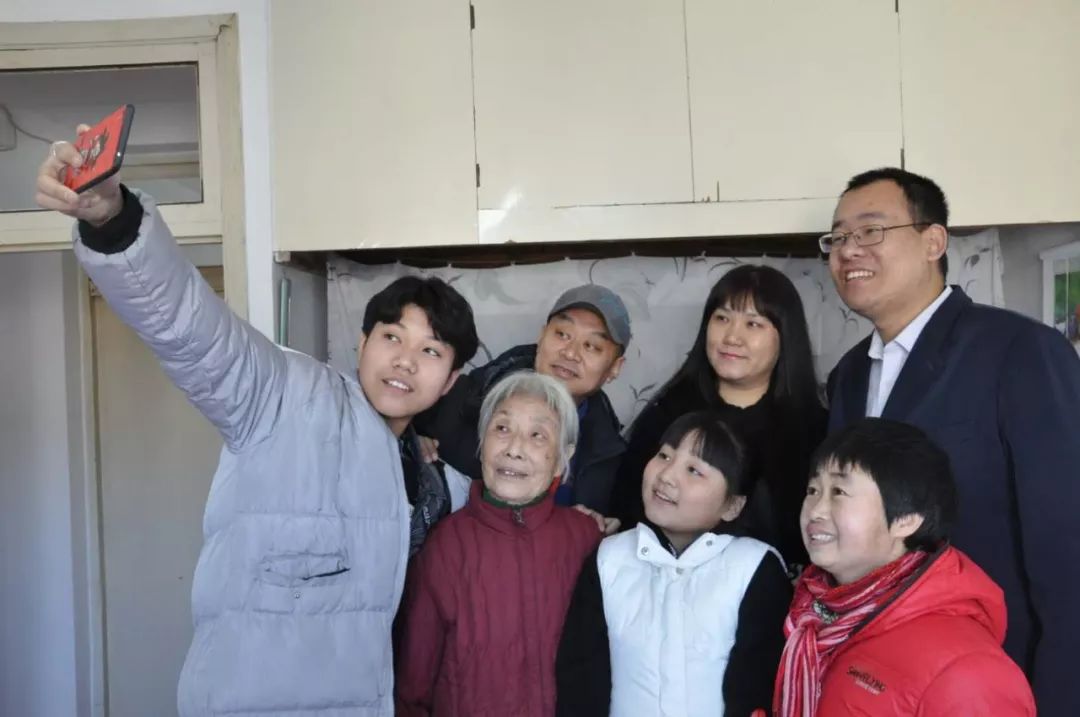 在沈阳陪空巢老人过大年④大年初二咱给空巢老人当儿女