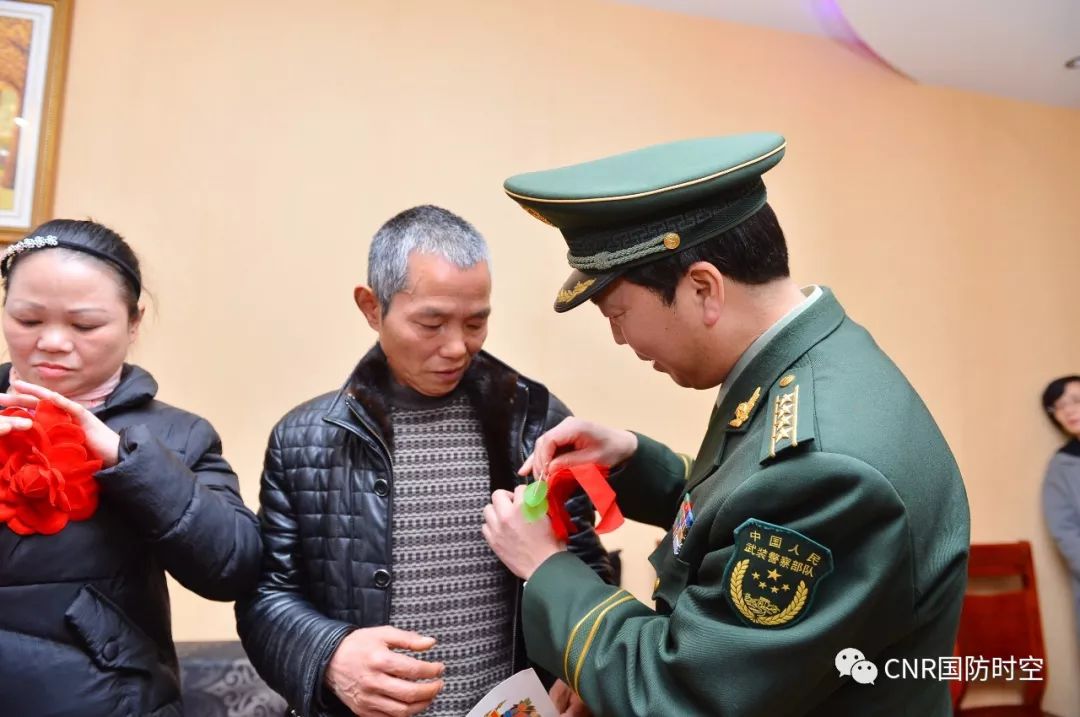 曹峰摄武警重庆总队执勤第二支队政委涂枝金向地方领导介绍封宇恒在