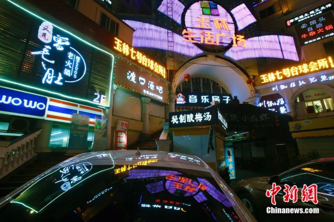 成都玉林生活广场 王磊 摄2017年以来,各地不少吸引优秀人才的政策都