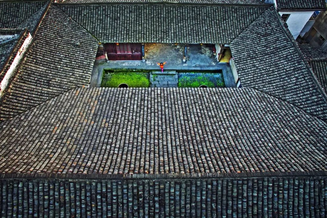 四面房屋的屋顶相接人们将北方的合院式住宅再次加以缩小▼(航拍杭州