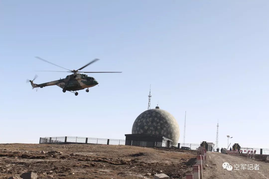战鹰临空,铁翼飞旋,一架某型直升机越来越近,西部战区空军雷达某旅某
