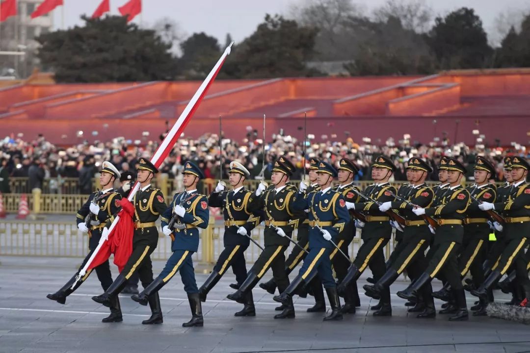 见证历史人民解放军仪仗队和军乐团在天安门广场升起五星红旗