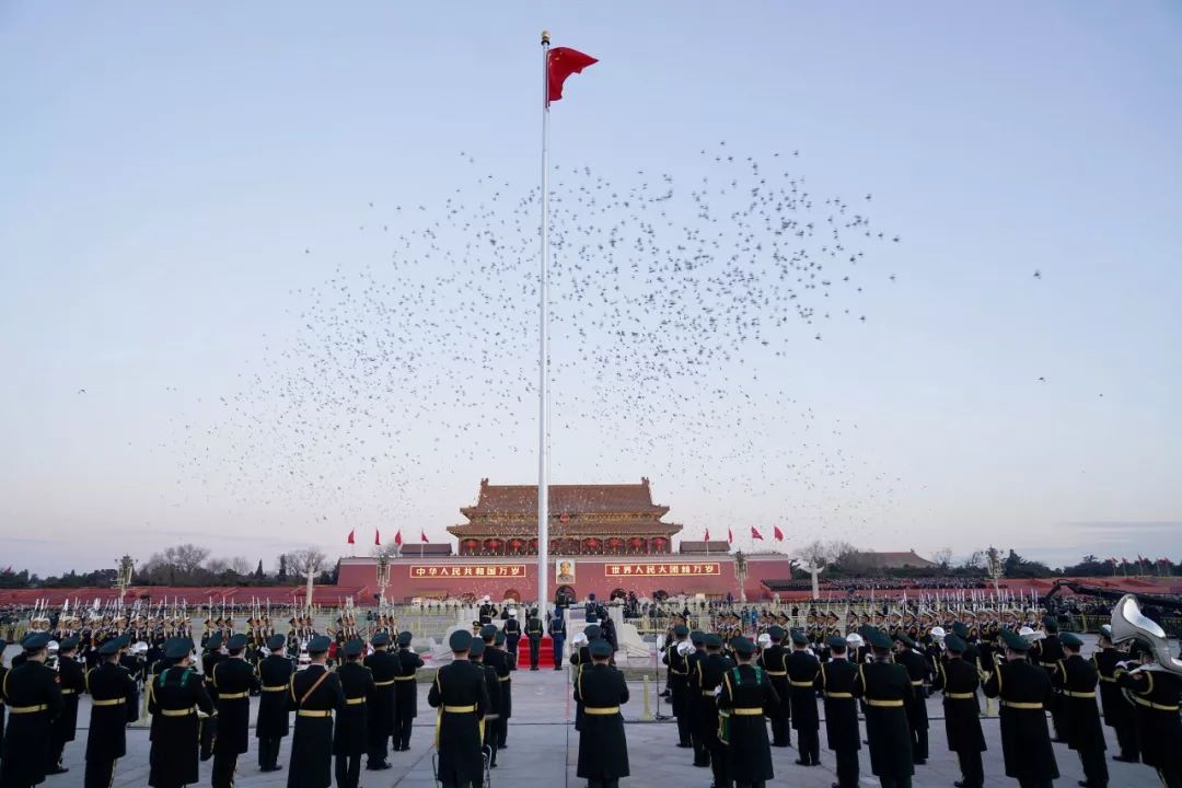 见证历史人民解放军仪仗队和军乐团在天安门广场升起五星红旗