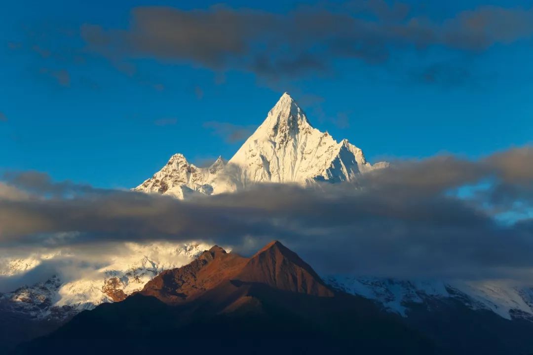 ▼(摄影师@山风)例如太子十三峰之一的缅茨姆峰也同样精彩纷呈就连