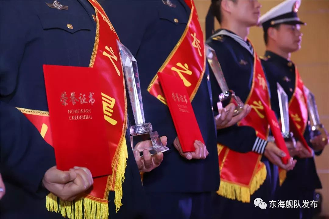 属于你们今夜,这一切荣誉的光彩炫目的奖杯鲜红的证书亮丽的绶带八名"