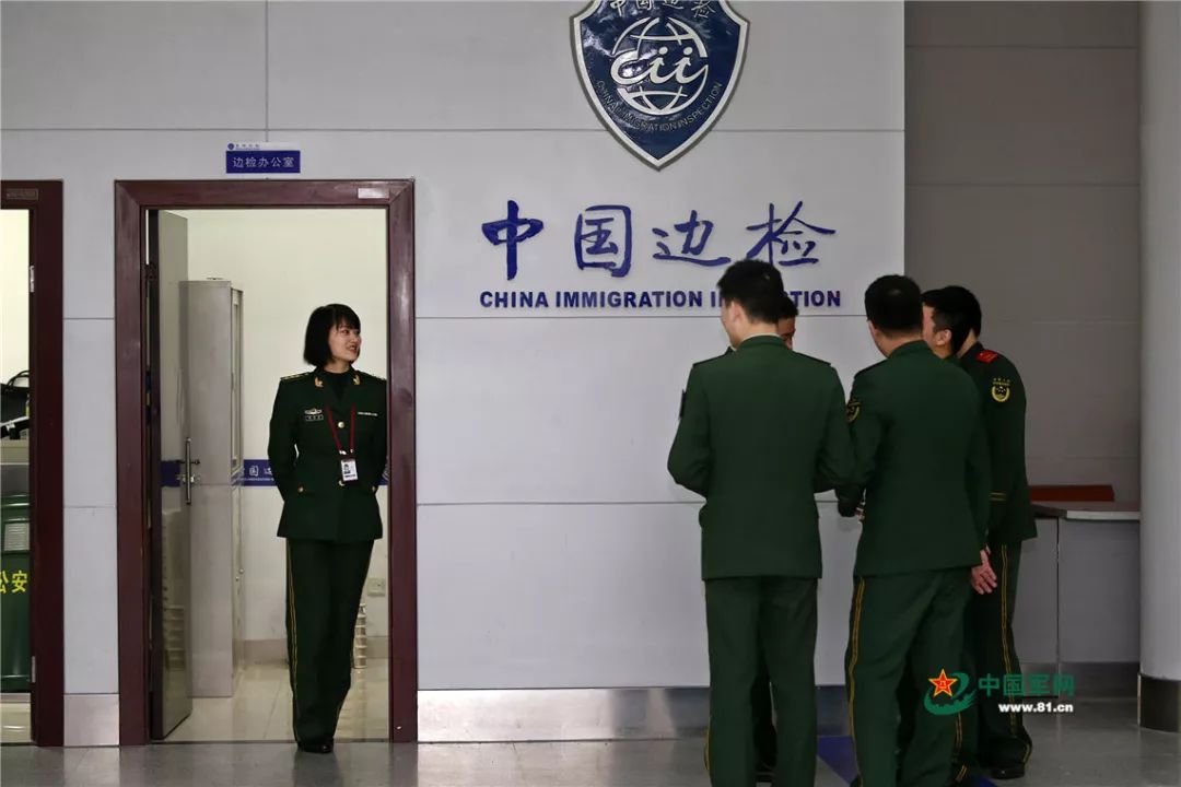 机场边检军人的一天他们的笑容比空姐还甜