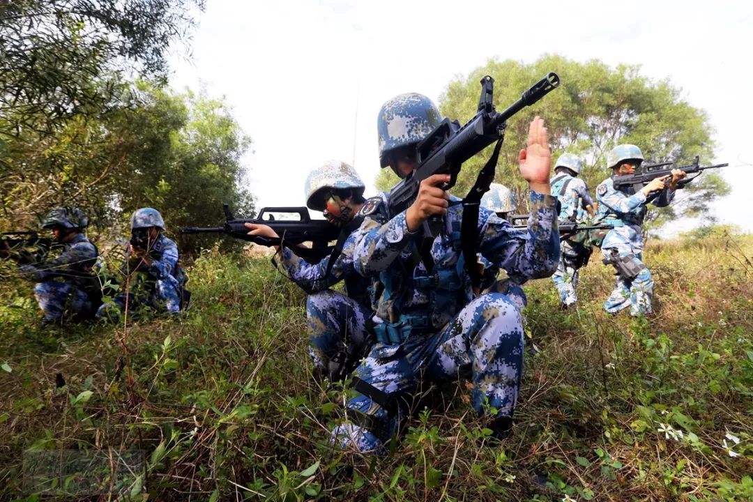 "两栖霸王花"沙场怒放!海军陆战队女兵冬季训练高清猛图