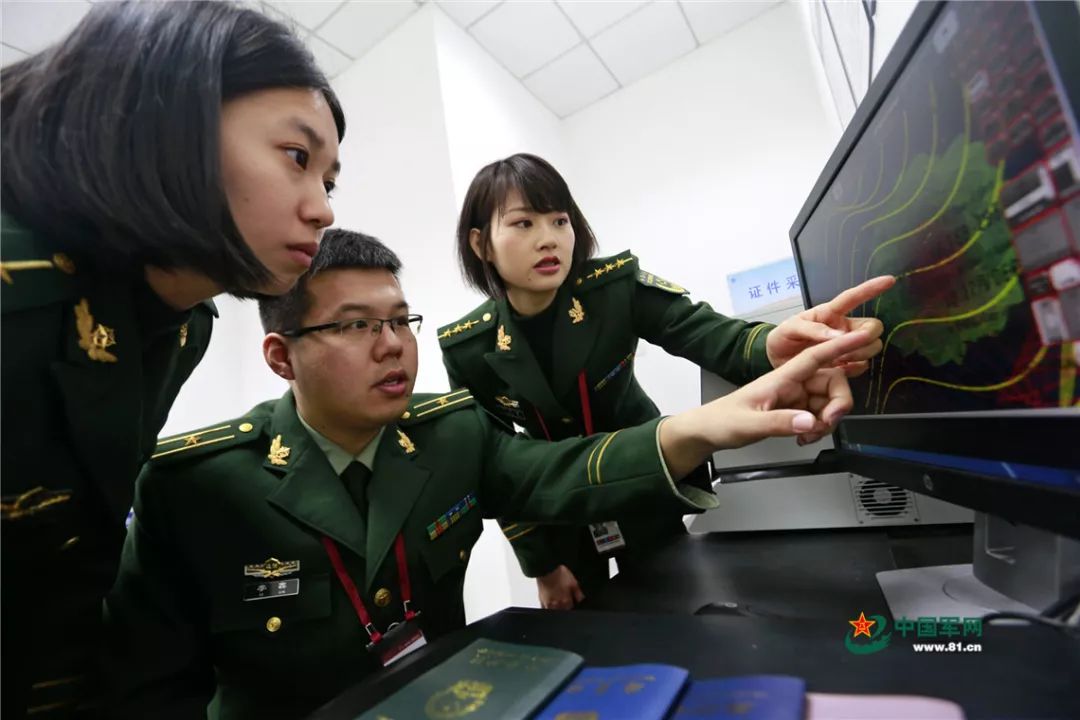 机场边检军人的一天:他们的笑容比空姐还甜