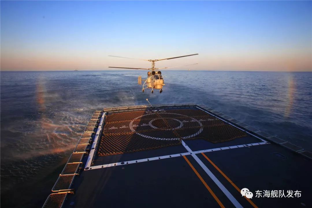 悬挂满旗满灯的舟山舰 来源:东海舰队发布  