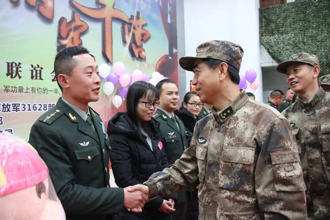 首长热心询问活动情况▲首长亲临打call助攻恋爱的甜蜜气息在该陋营