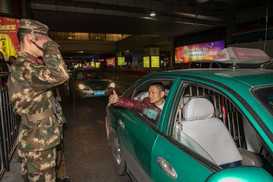 在车厢上接到了程先生,并一路将他背出车站,坐上出租车,前往广州某