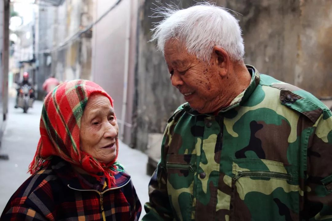 东莞麻涌"网红"老夫妻,执手相伴,创造暖心"奇迹&quot