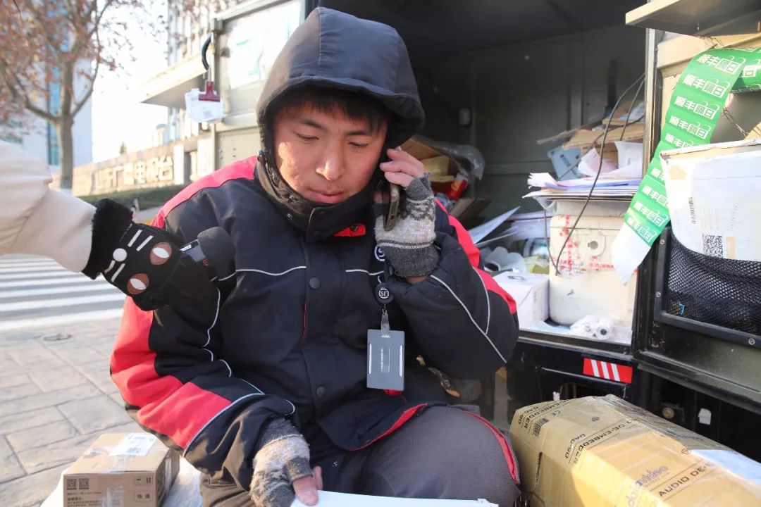 快递小哥首现省政协会议群众席 推荐人评价他:神人一个!