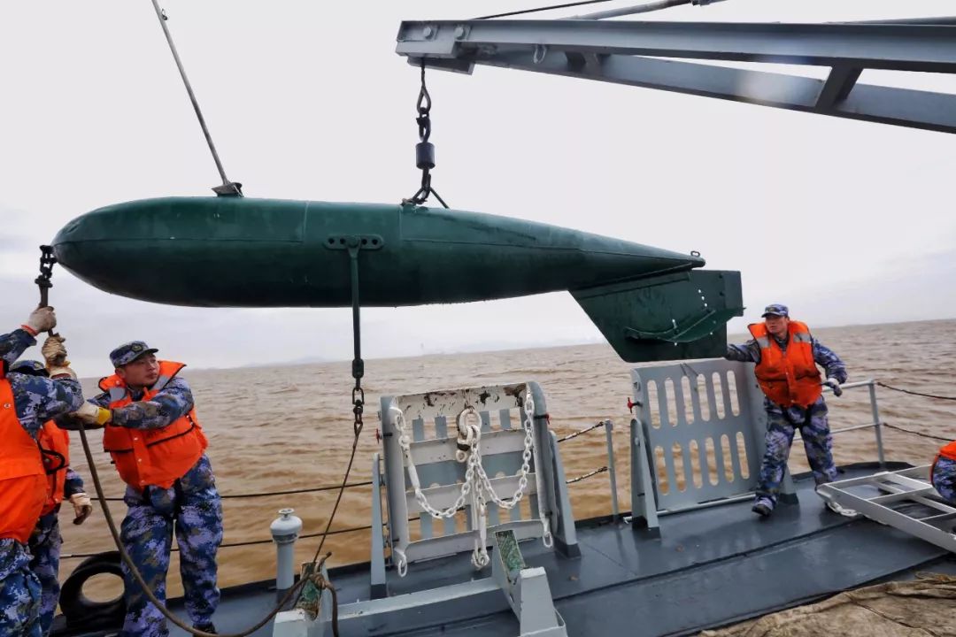 海军日照舰组织实弹射击训练