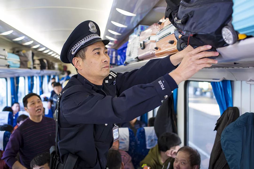 徐海洪是广州乘警支队乘警长,他主要负责维持列车上的秩序和乘客的