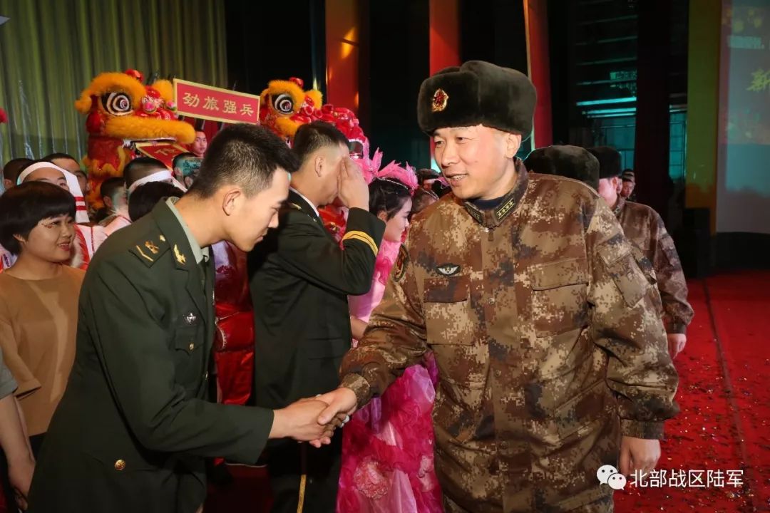 兵演兵兵唱兵自导自演这个塞外劲旅的春晚太嗨了