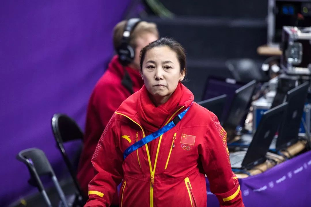 对于这样的判罚,姑娘们显然难以接受,而在和裁判沟通过后,李琰指导也