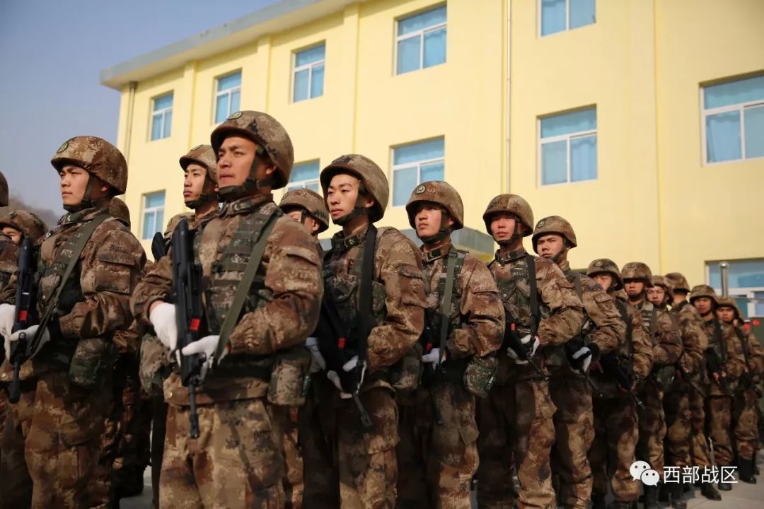 待命出击第76集团军某旅一场实兵实装节日战备拉动正在火热上演