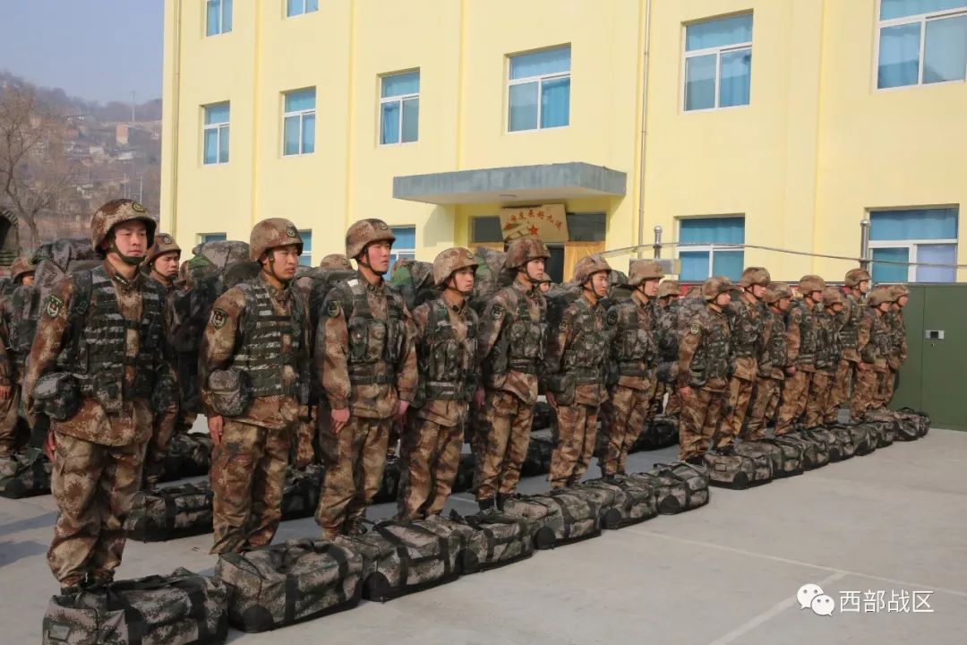 待命出击第76集团军某旅一场实兵实装节日战备拉动正在火热上演