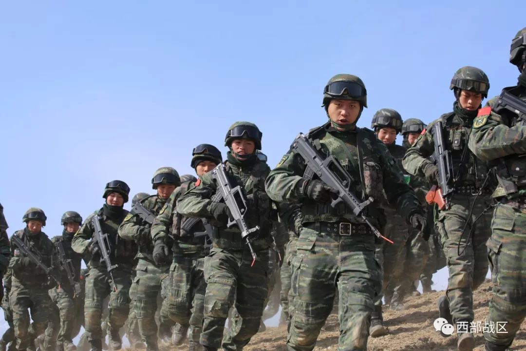 目光坚毅山林地搜索通信设备调试向武警部队旗宣誓作者:李卫本