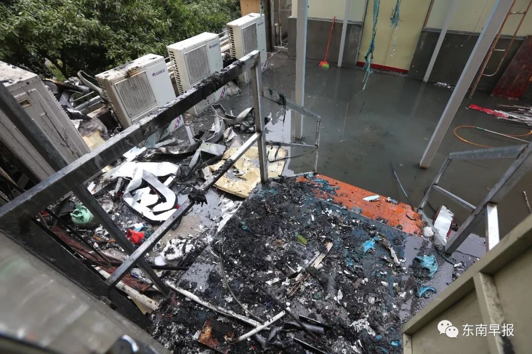 泉秀街一办公楼顶起火!30余名消防官兵紧急扑救