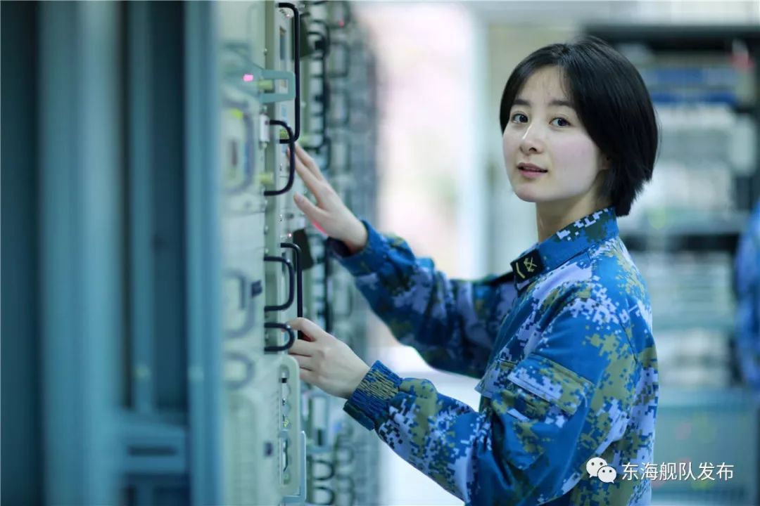 现如今她成功转型成为一名卫星通信兵