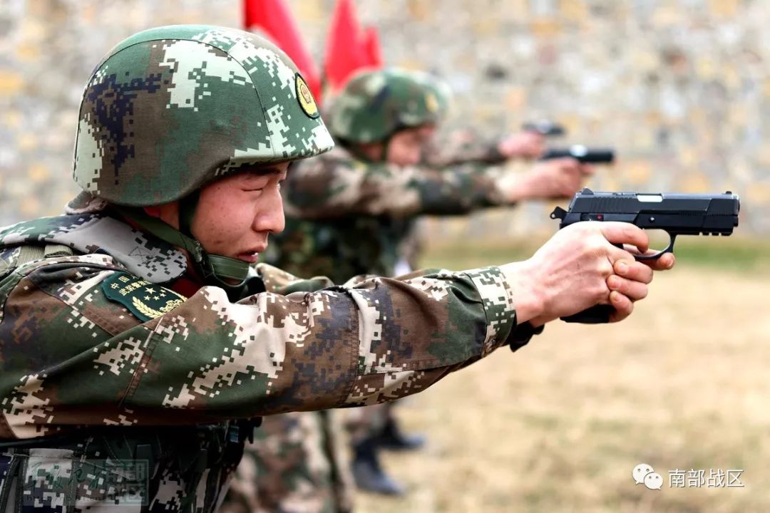 春暖花开让青春绽放在训练场上