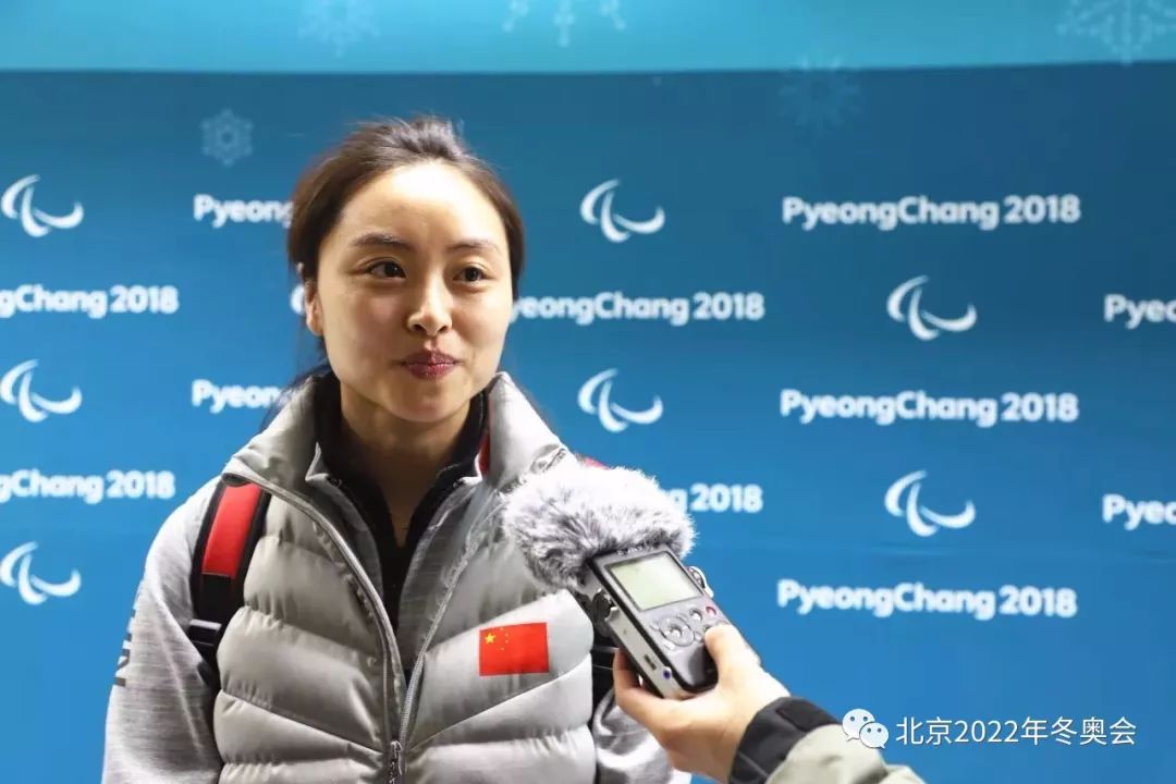 中国轮椅冰壶队主教练岳清爽