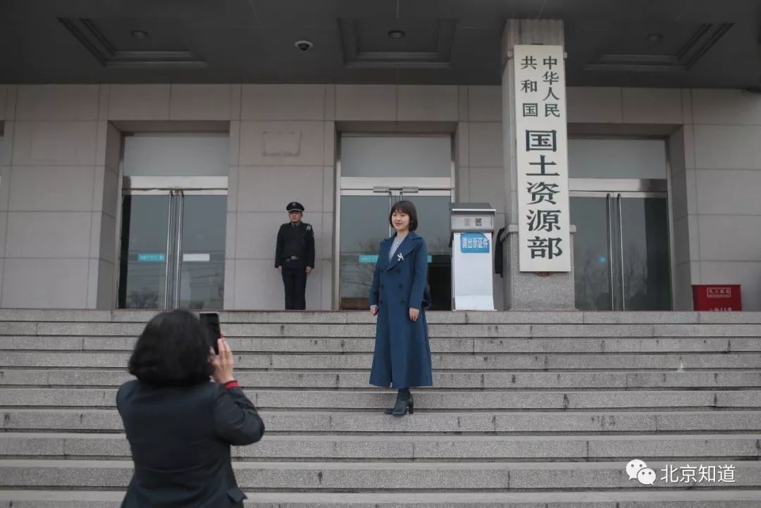 市民在国土资源部门口留影.