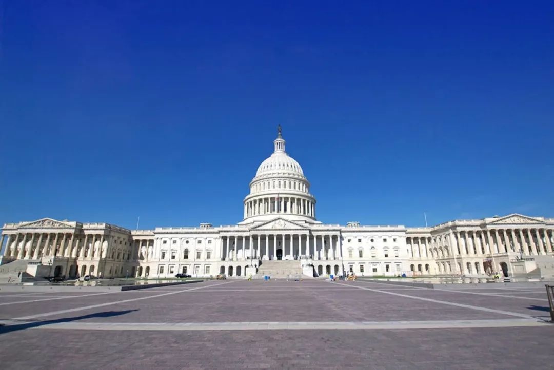 矗立着山寨"凯旋门",这是日照赛福特城商业地产项目的附属广场的装饰