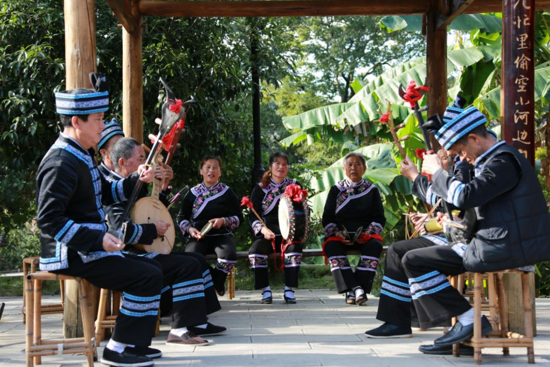 走进寨子的更深处,去听一曲只有布依族人才独有的"八音坐唱",阳光正好