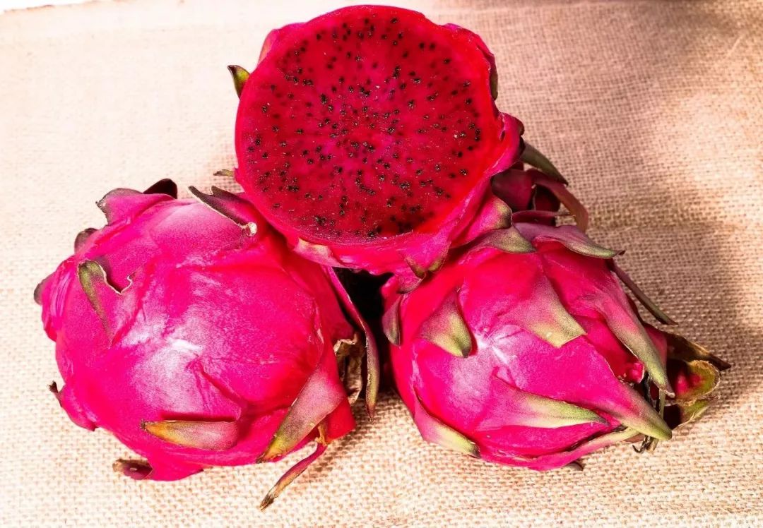 火龙果皮不要再扔了没想到它居然是眼袋的克星